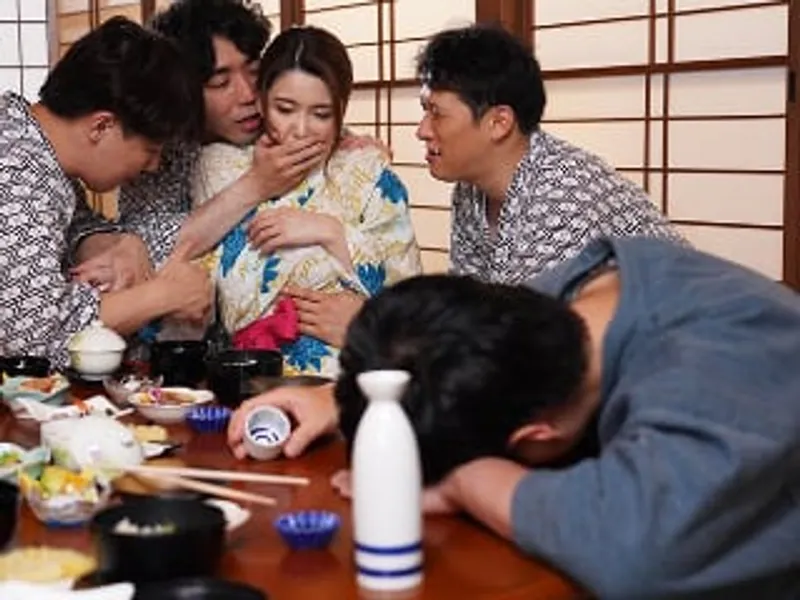 đưa người vợ đi suối nước nóng, gã chồng không biết vợ bị người khác quan hệ sấp mặt