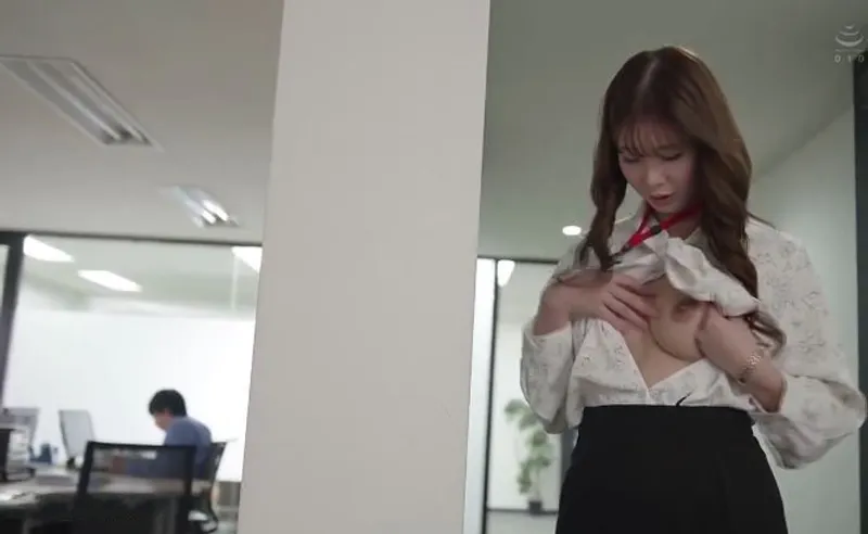 Bí ẩn đằng sau cô nhân viên mặt lạnh nghiêm nghị hóa ra là "nữ hoàng dâm đãng" đích thực.